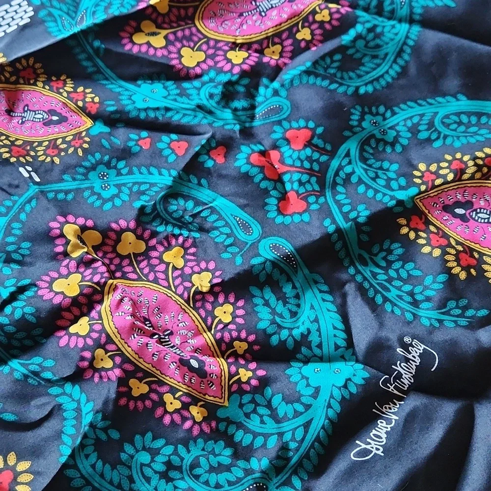 Diane Von Furstennerg large 100% silk scarf - Picture 8 of 9